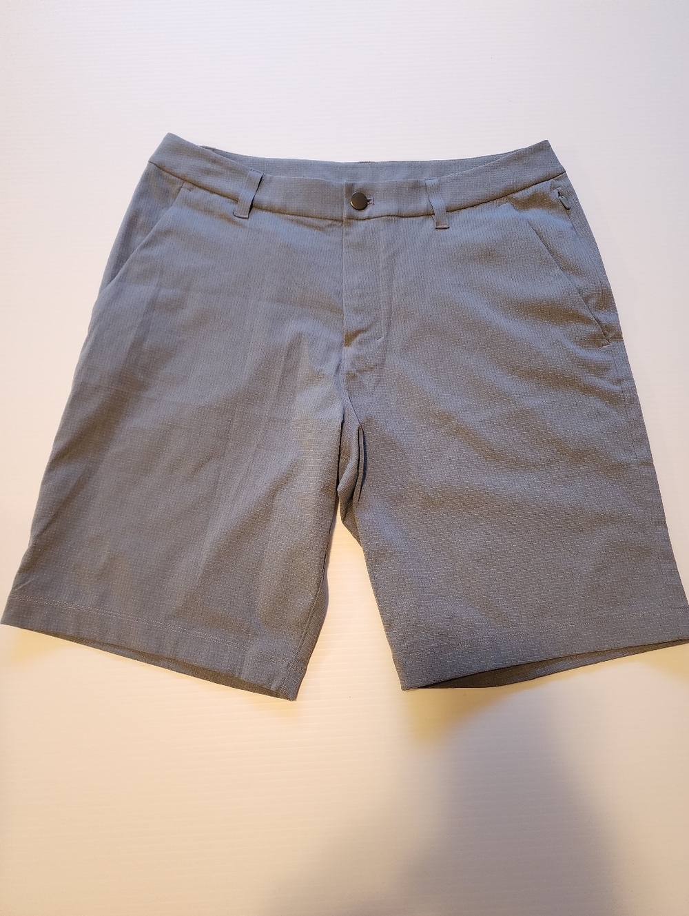 Lululemon ABC Classic Fit 9" Wovenair 30in Waist NWOT Grey